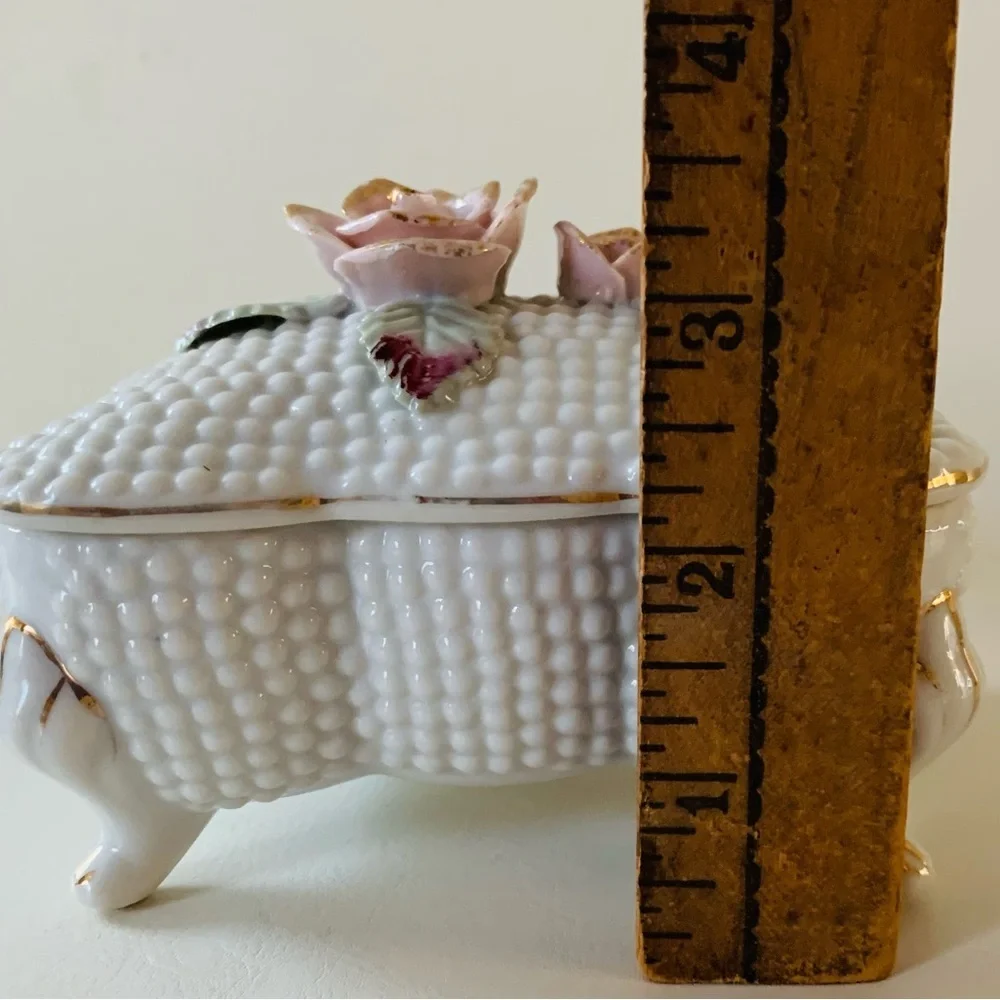 Porcelain trinket box